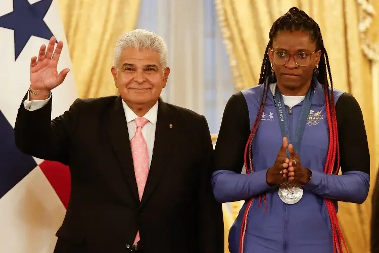 Atheyna Bylon vuelve a Panamá como heroína tras ganar medalla en París