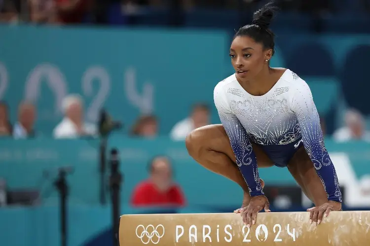 Madre que abandonó a Simone Biles reaparece, le pide perdón