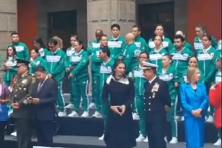 Ahora Ana Guevara abandera a los paralímpicos de México