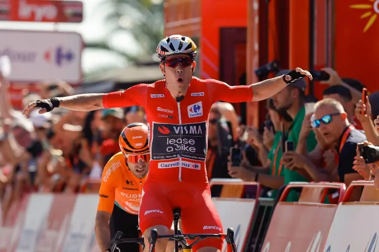 Van Aert impone su poder en la Vuelta a España