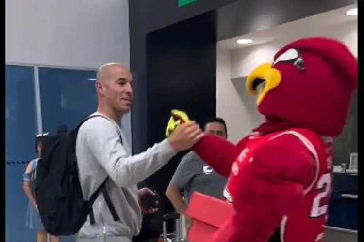 ¡Vaya por fin! El Coach de los Halcones Rojos ya llegó a Veracruz