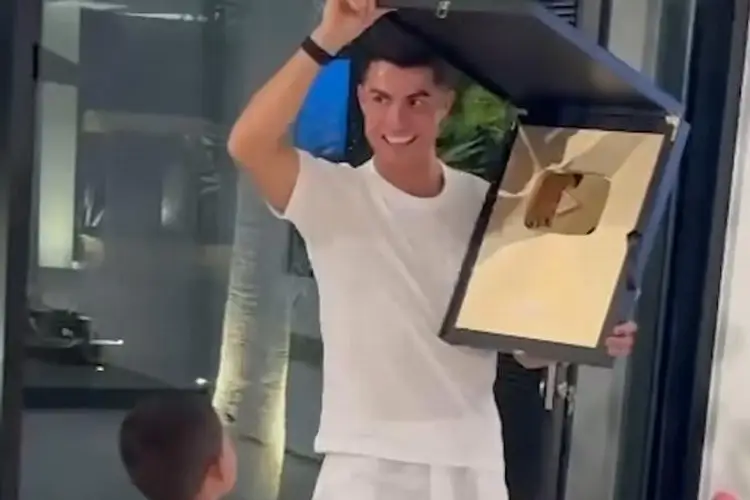 ¡En su primer día como YouTuber! Cristiano Ronaldo recibe placa por superar el millón de suscriptores