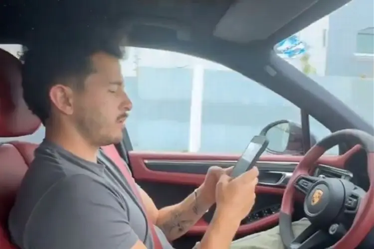 ¡IRRESPONSABLE! Revientan a Alan Mozo por ir en el celular mientras maneja (VIDEO)