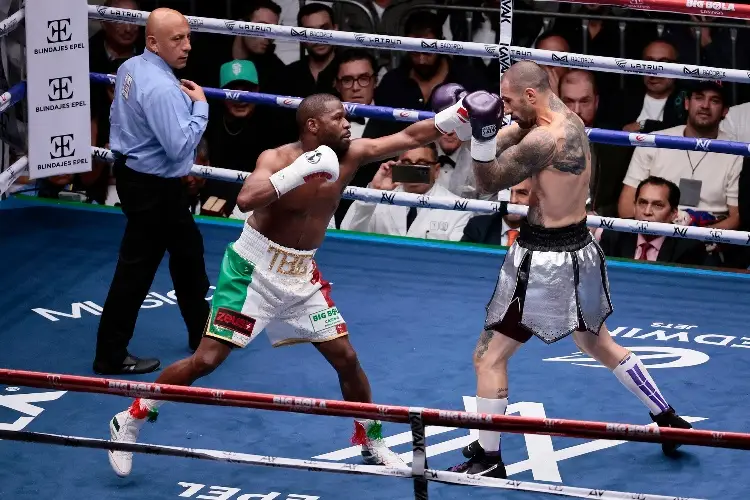 Mayweather despide al referí y pide su cambio en pleno combate en México (VIDEO)