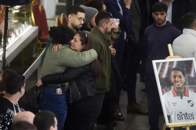 El velatorio de Juan Izquierdo une al fútbol de Uruguay en una dolorosa jornada