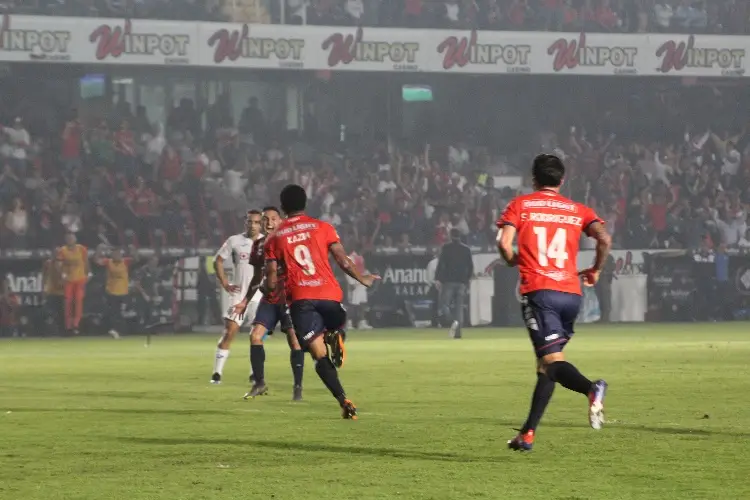 Cuando un jugador de Tiburones Rojos se lesionó al cobrar un penal (VIDEO)