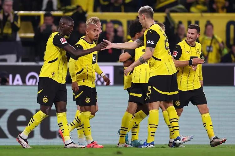 Borussia Dortmund golea y toma el liderato de la Bundesliga