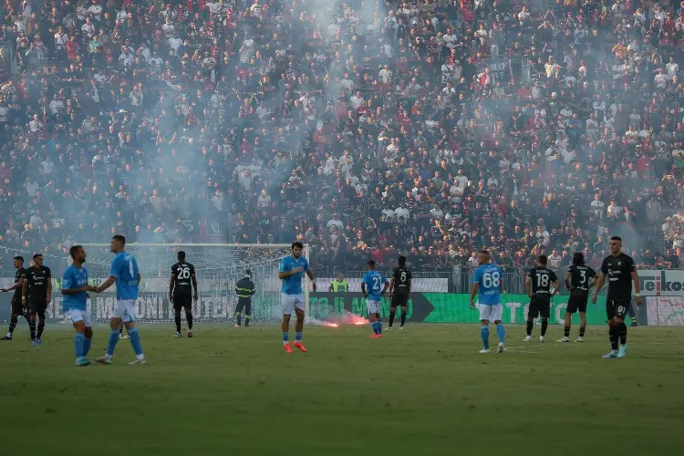 Hinchas de Napoli y Cagliari se enfrentan en pleno partido (VIDEO)