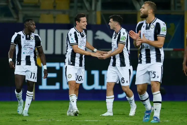 Udinese sorprende con el liderato de la Serie A