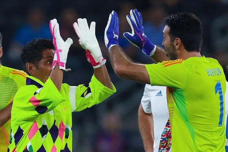 ¡Locura total! Jorge Campos anota gol en el juego de leyendas (VIDEO)