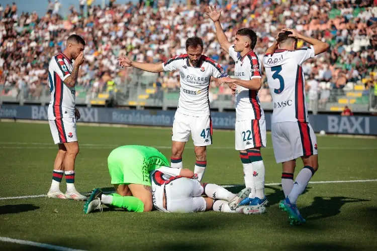 Terrible lesión en juego del Genoa de Johan Vásquez