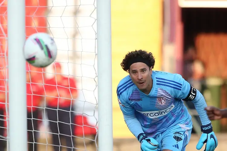 Golean a Memo Ochoa en Portugal