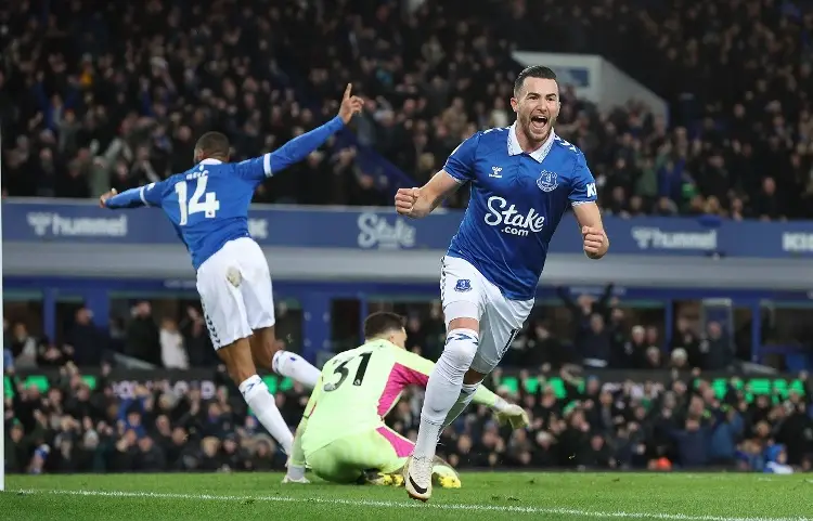 Everton consigue su primera victoria en la Premier League