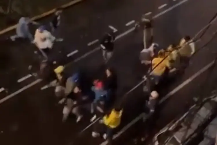 ¡Lamentable! Aficionados del América dan brutal paliza a hincha de Pumas (VIDEOS)