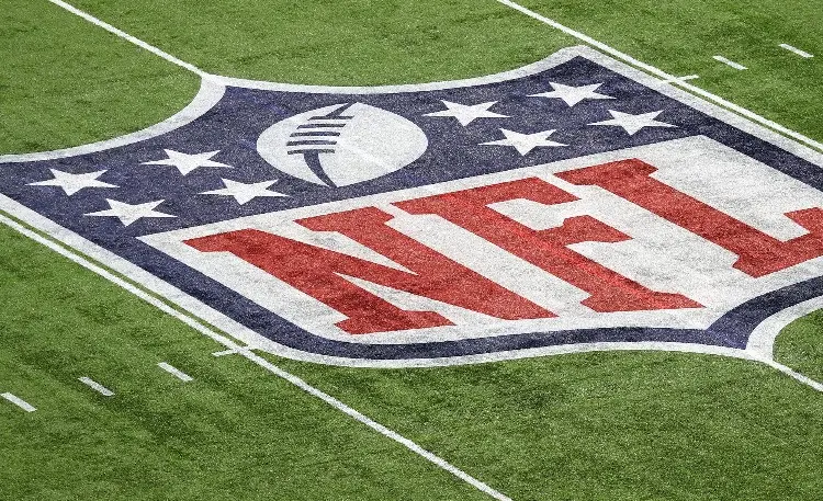 NFL aplica 'ligera' sanción a jugador que pateó a su novia embarazada