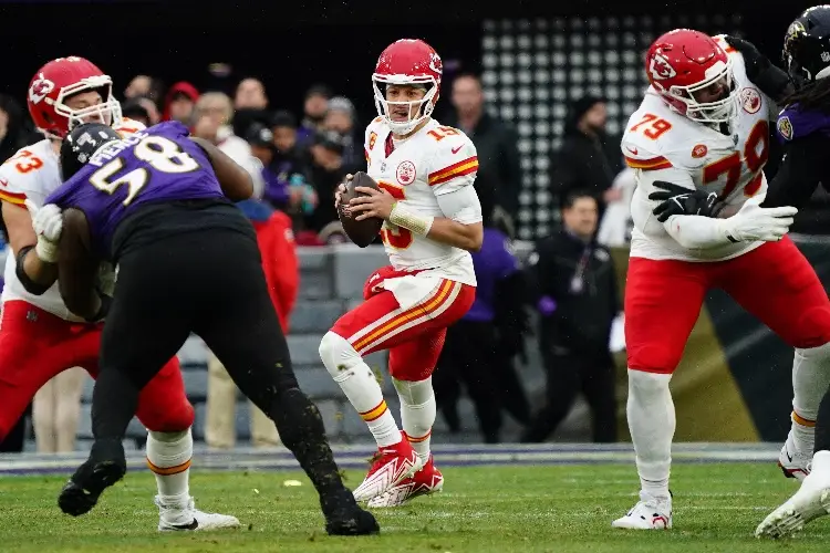 NFL: Patrick Mahomes asume culpa tras lesionar a uno de sus compañeros (VIDEO)