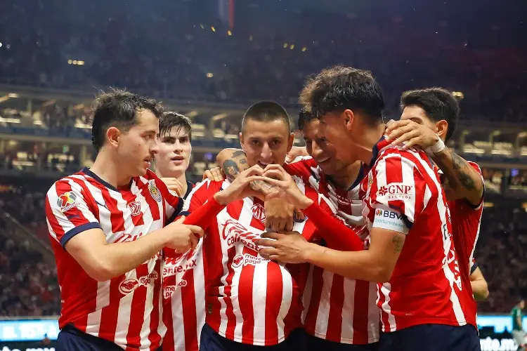 ¿Castigaron al 'Piojo' Alvarado? Esta es la convocatoria de Chivas para el Clásico Tapatío 