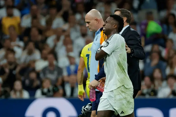 Vinicius lesionado y le prohíben viajar con la selección de Brasil