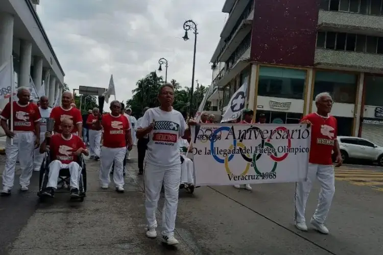 Hacen desfile conmemorativo de la llegada del Fuego Olímpico a Veracruz