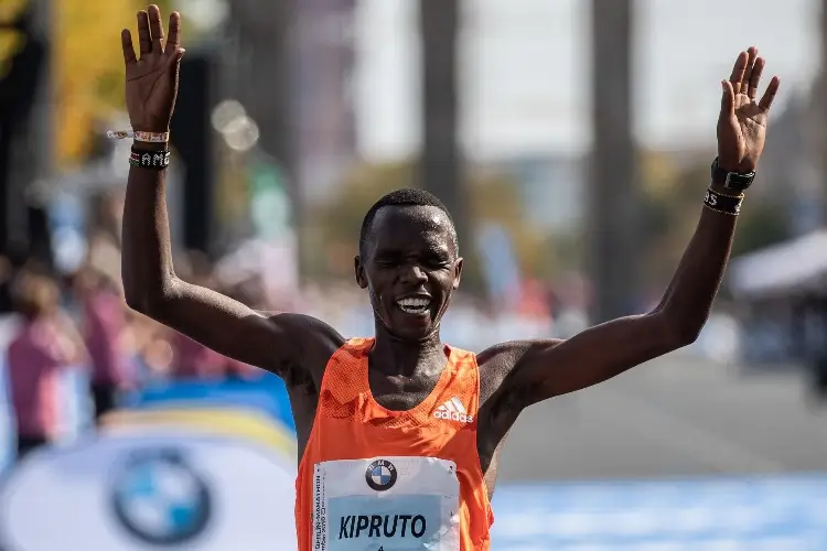 Amos Kipruto por el triunfo y récord en la Maratón de Chicago