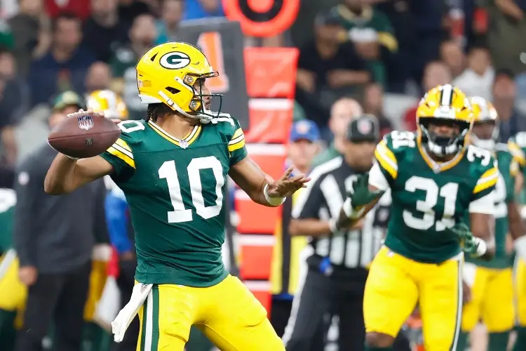 NFL: Green Bay destroza a Arizona pero sigue en el fondo de su división 