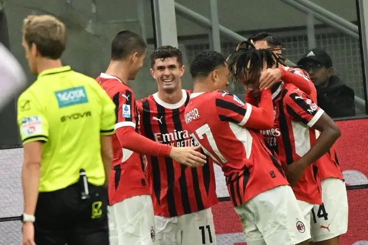 Con un futbolista menos, el AC Milan gana y persigue a los líderes en Italia