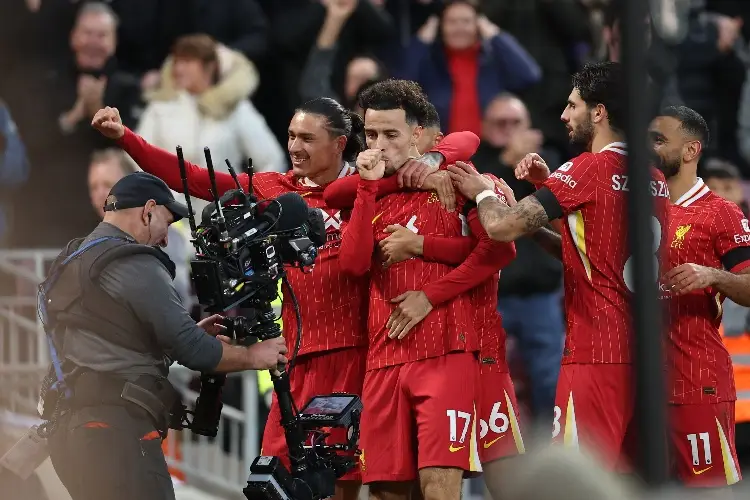 Liverpool toma el liderato de la Premier League