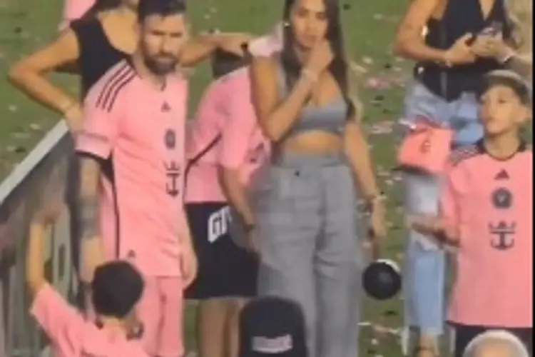 Messi pone orden con sus hijos que se estaban peleando (VIDEO)