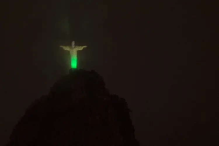 Cristo Redentor se ilumina por el cumpleaños de Pelé