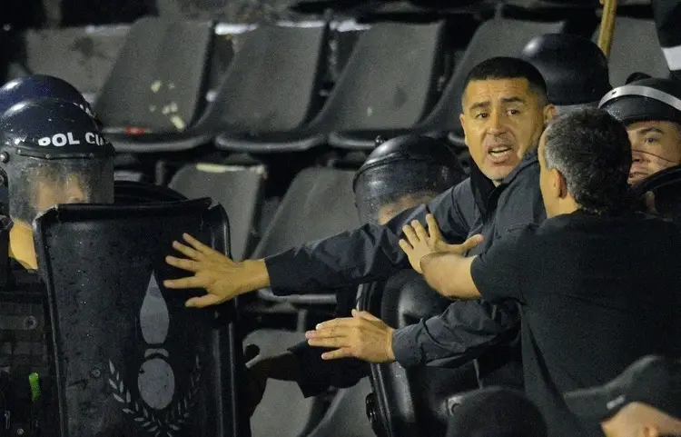 Riquelme sube a la tribuna a defender a los hinchas de Boca (VIDEO)