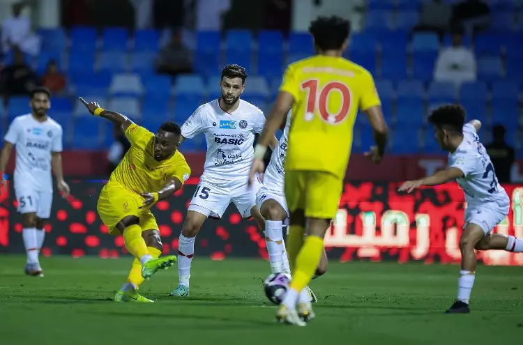 Julián Quiñones marca GOLAZO en Arabia (VIDEO)