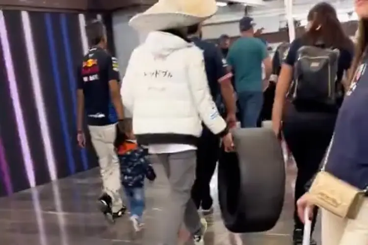 Fan se lleva una llanta del GP de México y se la llevan en el metro (VIDEO)