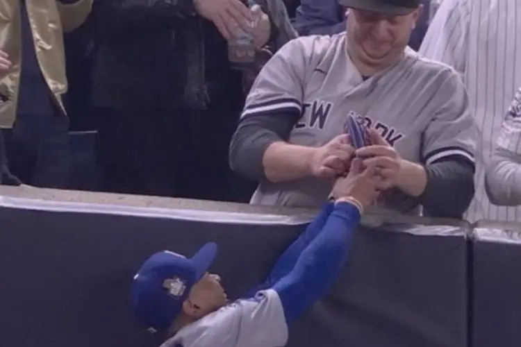 Aficionado le arrebata pelota a jugador de Dodgers en Serie Mundial (VIDEO)