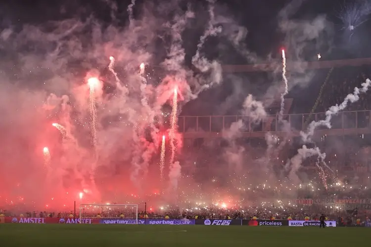 Clausuran estadio de River Plate por uso de pirotecnia en Copa Libertadores