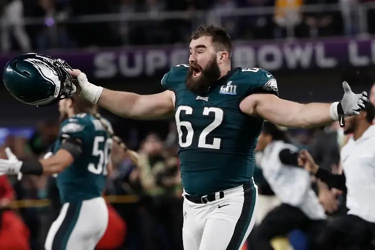 Jason Kelce se disculpa tras romper el celular de un fan que insultó a su hermano (VIDEO)