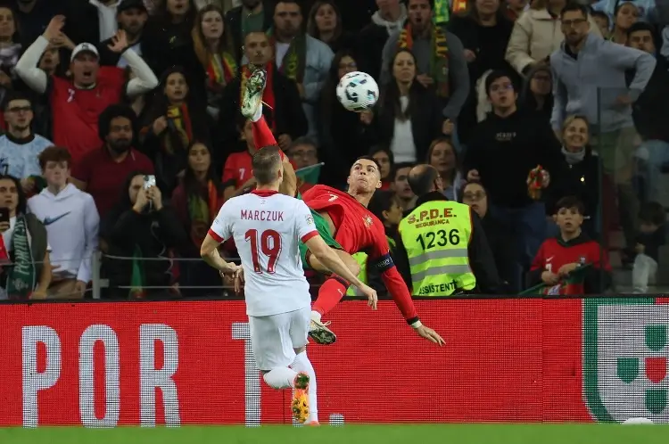 Increíble GOLAZO acrobático de Cristiano Ronaldo a Polonia (VIDEO)