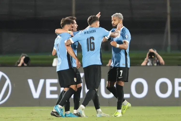 Rodrigo Aguirre debuta con gol y Uruguay vence a Colombia en el último minuto 