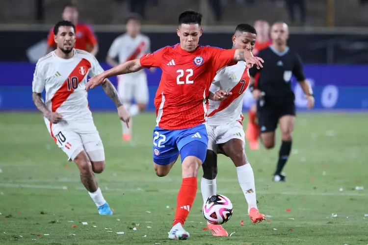 Perú y Chile se alejan del Mundial luego de un terrible partido 