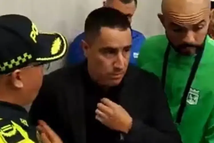 ¡Increíble! Mexicano Efraín Juárez es detenido por la policía en plena conferencia (VIDEO)