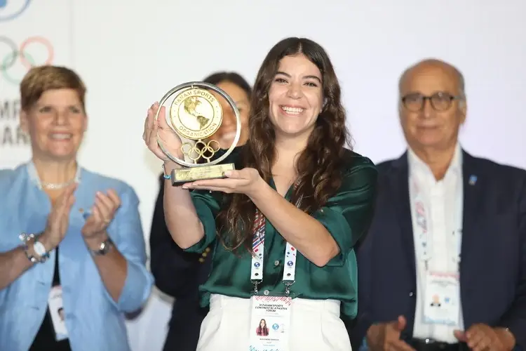 Alejandra Orozco recibe premio internacional por su trayectoria deportiva