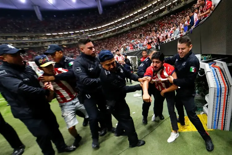 ¡Terrible! Fans invaden el campo tras eliminación de Chivas (VIDEO)