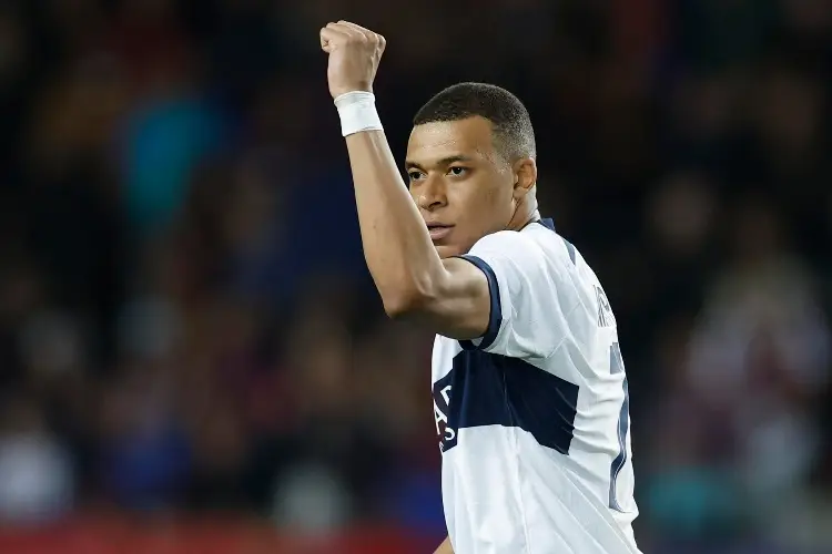 Mbappé sigue adelante en el pleito salarial con PSG