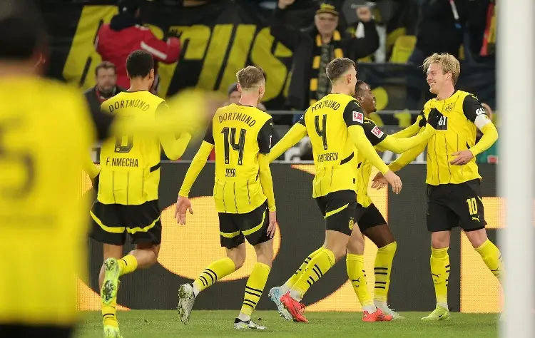 Borussia Dortmund golea y acorta las distancias en la Bundesliga 