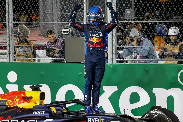 ¡Verstappen queda fuera del podio, pero es tetracampeón del mundo!