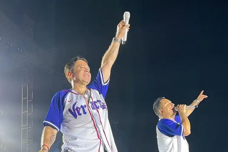 Jorge Medina y Josi Cuen se ponen la de El Águila en su concierto en Veracruz