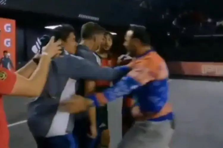 Ex Tiburón agrede al técnico rival en pleno juego de la Kings League (VIDEO)