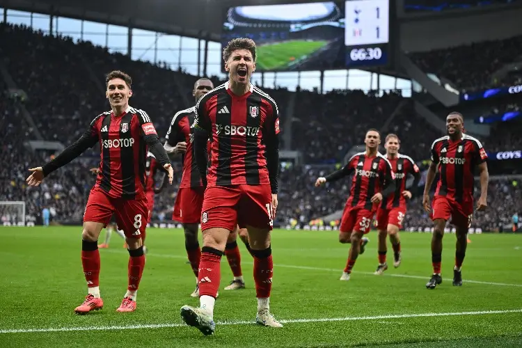 Raúl Jiménez y Fulham frenan el buen paso del Tottenham