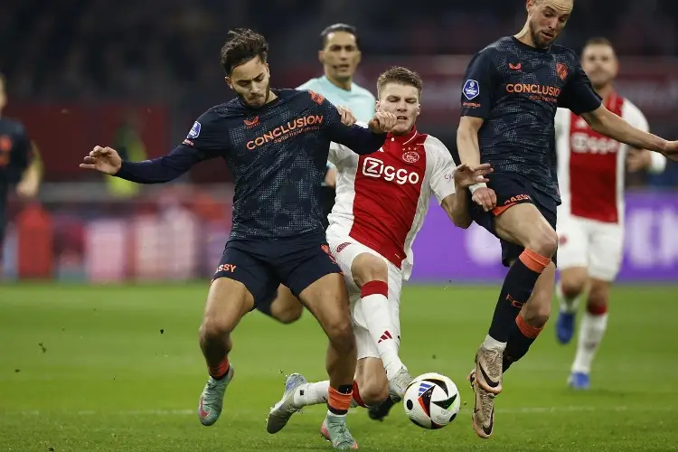 Ajax empata y le deja el camino libre al PSV del 'Chucky' Lozano