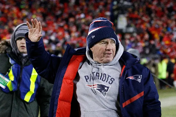 Bill Belichick ganó 6 Super Bowl y ahora vuelve ¡En el futbol colegial!