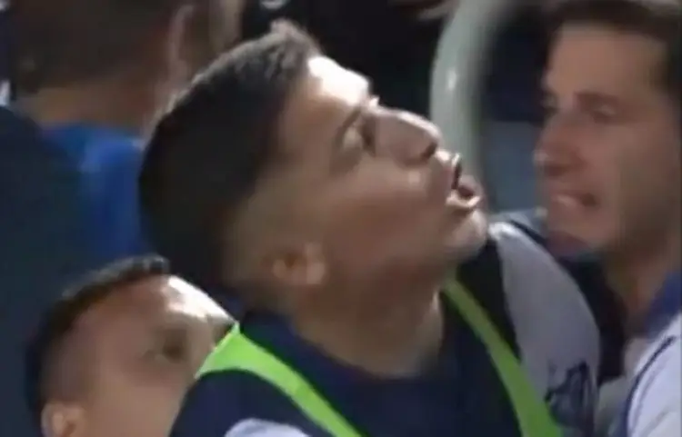 Ex del América y sus compañeros protagonizan pelea con aficionados (VIDEOS)